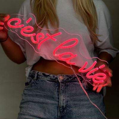 Neonskilt c'est la vie